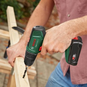 Avvitatore a batteria Bosch EasyDrill 18V-40 che fora il legno.