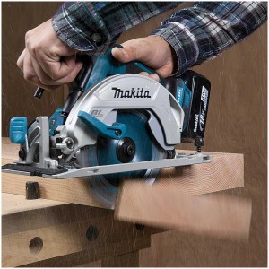 Sega circolare a batteria Makita DHS680ZJ che taglia il legno. Sega circolare con batteria.