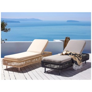 Lettino prendisole da giardino Beliani Osini in rattan grigio con schienale regolabile e cuscini.