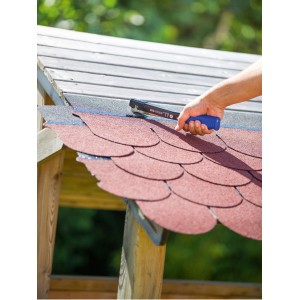 LUX Hammertacker Comfort in uso per fissare feltro per tetti con graffette a filo fine da 6 mm.