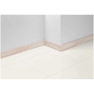 Battiscopa Parador SL 18 rovere D049 su parete e pavimento.
