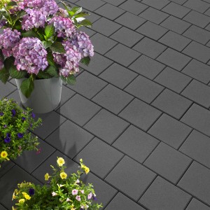 Pavés gris Kann Vero Maxx (20x20x7,5 cm) posés avec pots de fleurs.