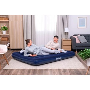 Materasso ad aria Bestway Queen Size, blu scuro, con due persone in soggiorno.