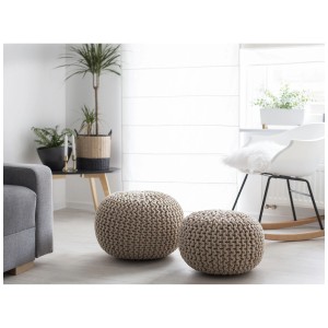 Deux poufs beige Beliani Conrad dans un salon. Aspect tricoté, utilisation polyvalente.