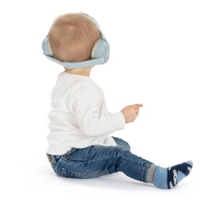 Baby mit blauem Reer Kapselgehörschutz SilentGuard zum Schutz vor Lärm.