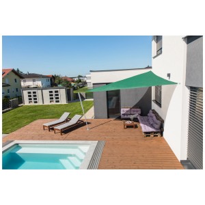 Voile d'ombrage triangulaire olive Windhager Capri 5x5x5m au-dessus d'une terrasse avec piscine et mobilier de jardin.