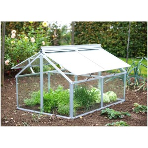 Châssis de culture Vitavia Gaia Jumbo avec fenêtres ouvertes et plantes dans le jardin.