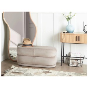 Banquette de lit Beliani Ellendale en velours beige utilisée comme tabouret dans la pièce.