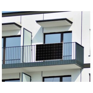 Impianto solare da balcone Technaxx TX-212 (300W) montato sulla ringhiera del balcone.