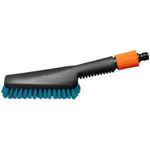 Brosse à main Gardena S Hard Cleansystem avec raccord de tuyau pour un nettoyage puissant.
