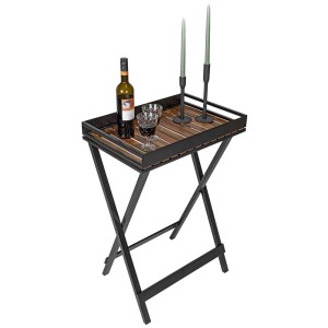 Tavolino Wenko Taba con vassoio in legno di acacia, pieghevole, con bottiglia di vino, bicchieri e candele.