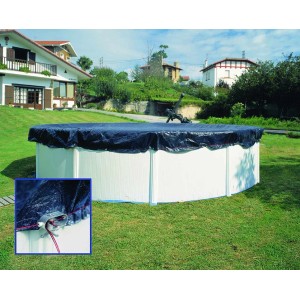Bâche d'hiver sur piscine ronde dans le jardin. Gros plan sur la fixation.
