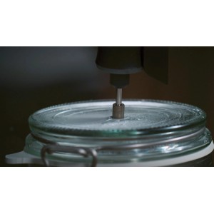Punta diamantata Dremel 663 fora un coperchio di vetro. Utensile di precisione per incisioni su vetro.