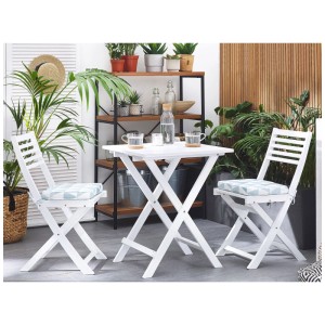 Set mobili da balcone Beliani Fiji, 3 pezzi, legno bianco, con cuscini blu e bianchi.