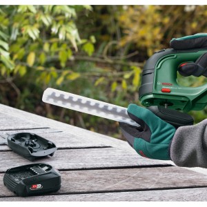 Cesoie per erba e arbusti a batteria Bosch AdvancedShear 18V-10 con batteria e caricabatterie.