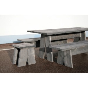 Planches de bois de sciage gris imprégné en ensemble table avec banc et tabouret pour l'extérieur.