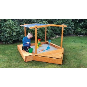 Weka Sabbiera Tabaluga Arktos con tenda da sole e bambino che gioca in giardino.