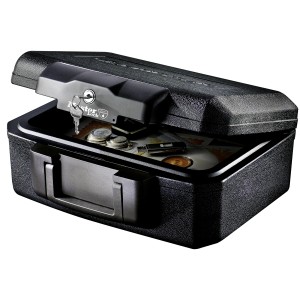 Cassetta di sicurezza Master Lock L1200 nera (5 l) aperta, resistente al fuoco, con chiave e contenuto (monete, chiavetta USB).