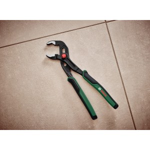 Pince multiprise Bosch 250 mm avec poignées vertes et noires sur carrelage.