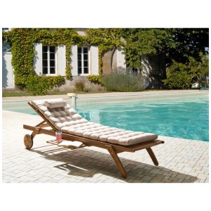 Beliani Sonnenliege Cesana aus Akazienholz mit hellbeiger Auflage am Pool. Verstellbare Gartenliege mit Rollen & ausziehbarem Tablett.
