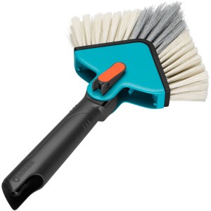 Scopa angolare Gardena combisystem 23 cm con setole e angolo regolabile per angoli.