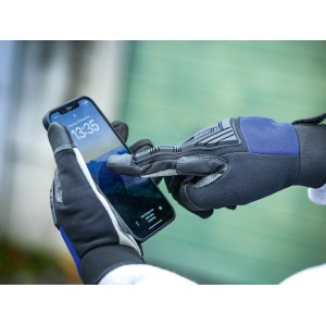 Mani con guanti da lavoro LUX che utilizzano uno smartphone. Men Strong Protect Taglia 10.