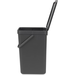Poubelle grise Brabantia Sort & Go, 16 l, avec couvercle ouvert et support mural.