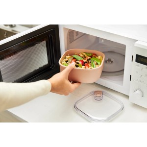 Contenitore per alimenti Rotho rosa (0,425 l) inserito in un microonde.