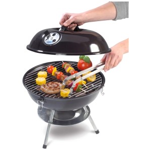 Mini barbecue à charbon noir avec aliments et pinces. Barbecue compact pour les déplacements.