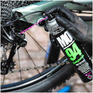 Anwendung von Muc-Off MO-94 Fahrradpflege Spray auf Fahrradkette und Schaltwerk.