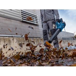 Souffleur de feuilles sans fil Bosch Professional GBL 18V-750 en utilisation.