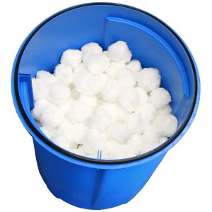 Steinbach Filteranlage Active Balls 75 : Filtre à sable bleu rempli de billes filtrantes blanches.