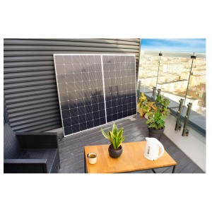 Impianto solare da balcone Technaxx TX-265 (600W) su un balcone con tavolo e sedia.