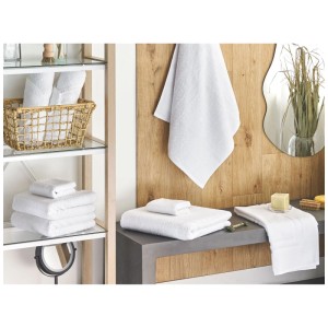 Set de 9 serviettes blanches Beliani Mitiaro en coton éponge avec motif zigzag.
