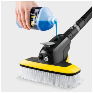 Kärcher Autoshampoo 3in1 RM 610 viene versato in una spazzola.