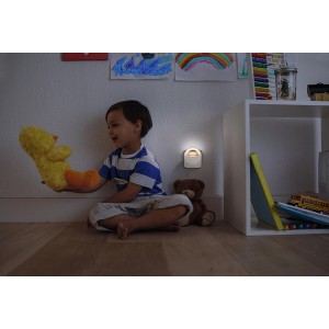 Luce notturna Osram LED Lunetta in cameretta con bambino e giocattoli.