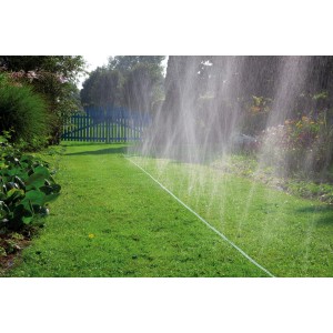Irrigatore a tubo Gardena 15m irriga il prato in giardino con una pioggia fine.