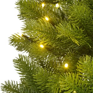 Primo piano di una corona di abete artificiale verde con aghi in PE realistici e luci LED calde.