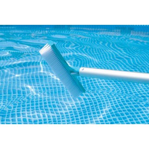 Kit de nettoyage Intex Venturi avec aspirateur, brosse et manche télescopique dans la piscine.