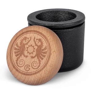 Mortaio a mano Petromax in ghisa (65 ml) con coperchio in legno e logo, un utensile da cucina per spezie.