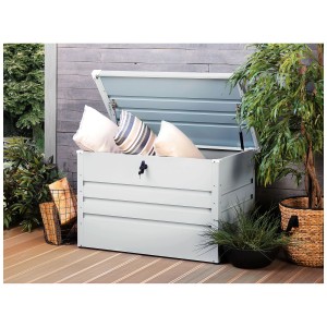 Coffre de rangement pour coussins Beliani Cebrosa en acier gris clair ouvert et rempli de coussins. Coffre universel pour jardin, terrasse ou balcon.