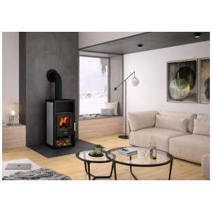 Poêle à bois Justus Texas 6kW en céramique grise dans un salon avec un feu allumé.