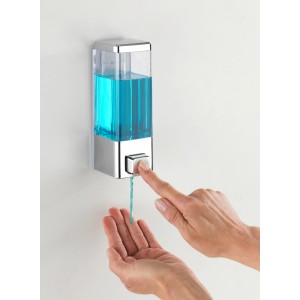 Dispenser sapone disinfettante cromato Wenko Istres in uso con sapone liquido blu.
