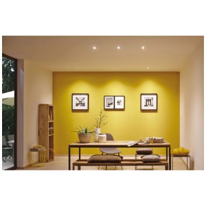 Scène avec 3 spots encastrables LED orientables Base Coin (5W chacun) dans une salle à manger moderne.