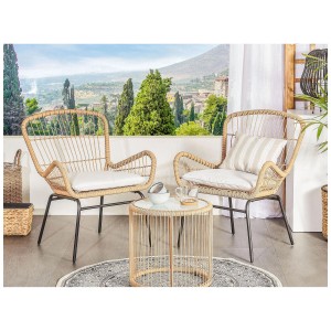 Set bistro Beliani Labico marrone chiaro: sedie in rattan con cuscini e tavolo rotondo per balcone.