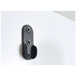Support de tringle de penderie Hettich noir pour tringles ovales, 30x15 mm, monté sur un mur blanc.