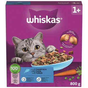 Whiskas Katzen-Trockenfutter Adult 1+ Thunfisch, 800g Packung. Katze blickt auf Schale mit Knackits, Karotten, Erbsen.