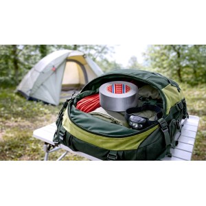 Nastro multiuso Tesa nello zaino con tenda sullo sfondo. Nastro telato argentato.