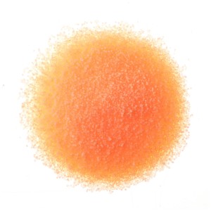 Orangefarbener Glorex Kerzensand mit Docht, geeignet für feuerfeste Gläser.