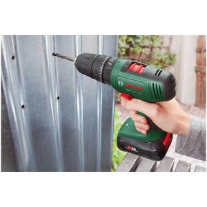 Trapano avvitatore a percussione a batteria Bosch EasyImpact 18V-40 che fora il metallo.